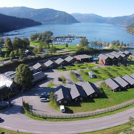 Mikkelparken Ferietun Hotel Kinsarvik Exterior foto