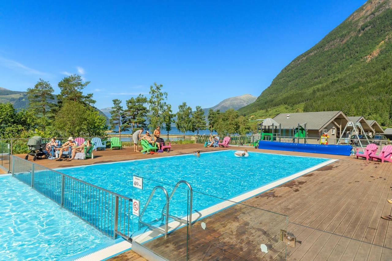 Mikkelparken Ferietun Hotel Kinsarvik Exterior foto