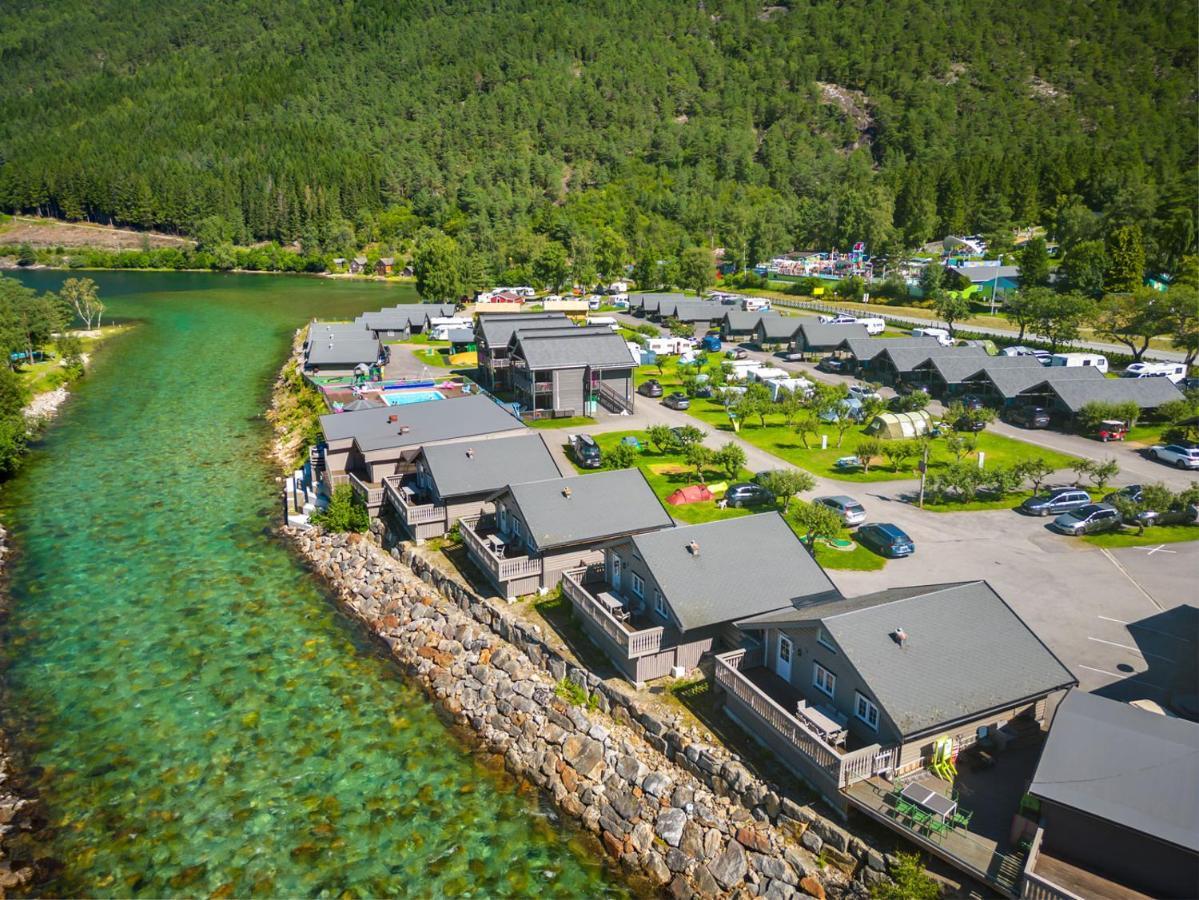 Mikkelparken Ferietun Hotel Kinsarvik Exterior foto