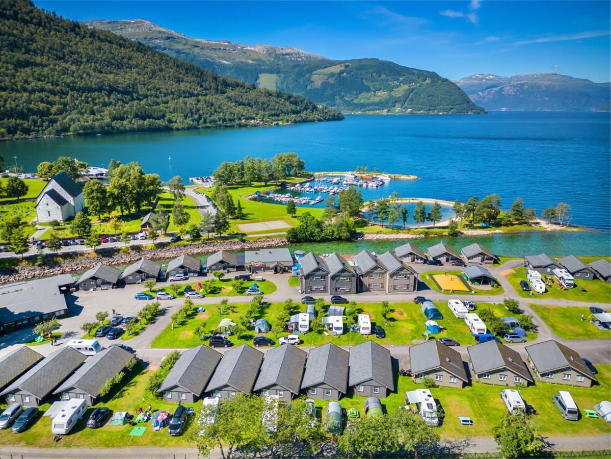 Mikkelparken Ferietun Hotel Kinsarvik Exterior foto