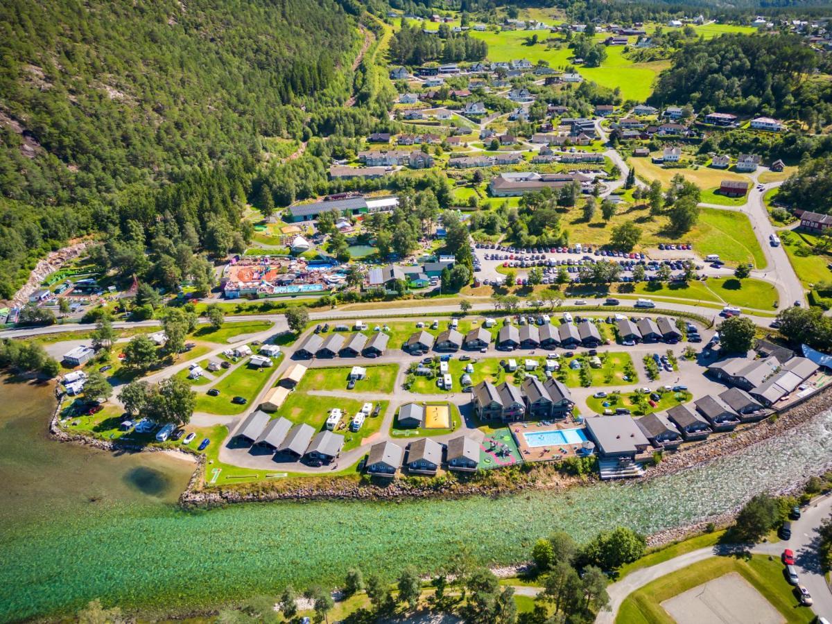 Mikkelparken Ferietun Hotel Kinsarvik Exterior foto