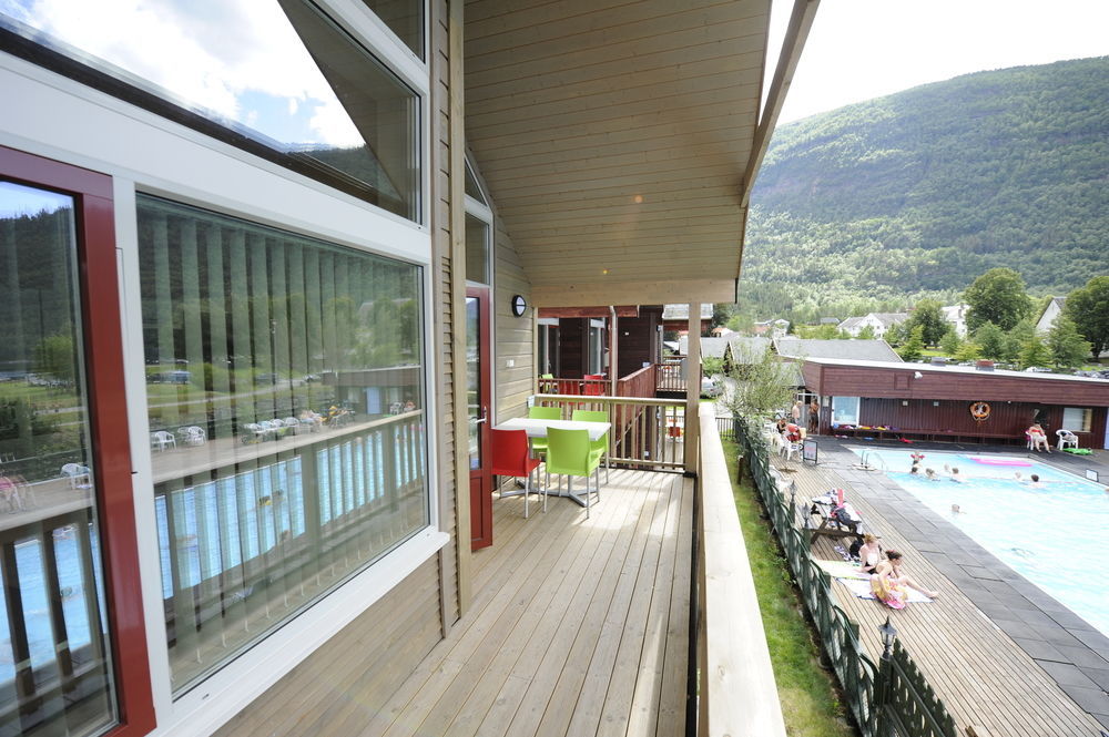 Mikkelparken Ferietun Hotel Kinsarvik Exterior foto
